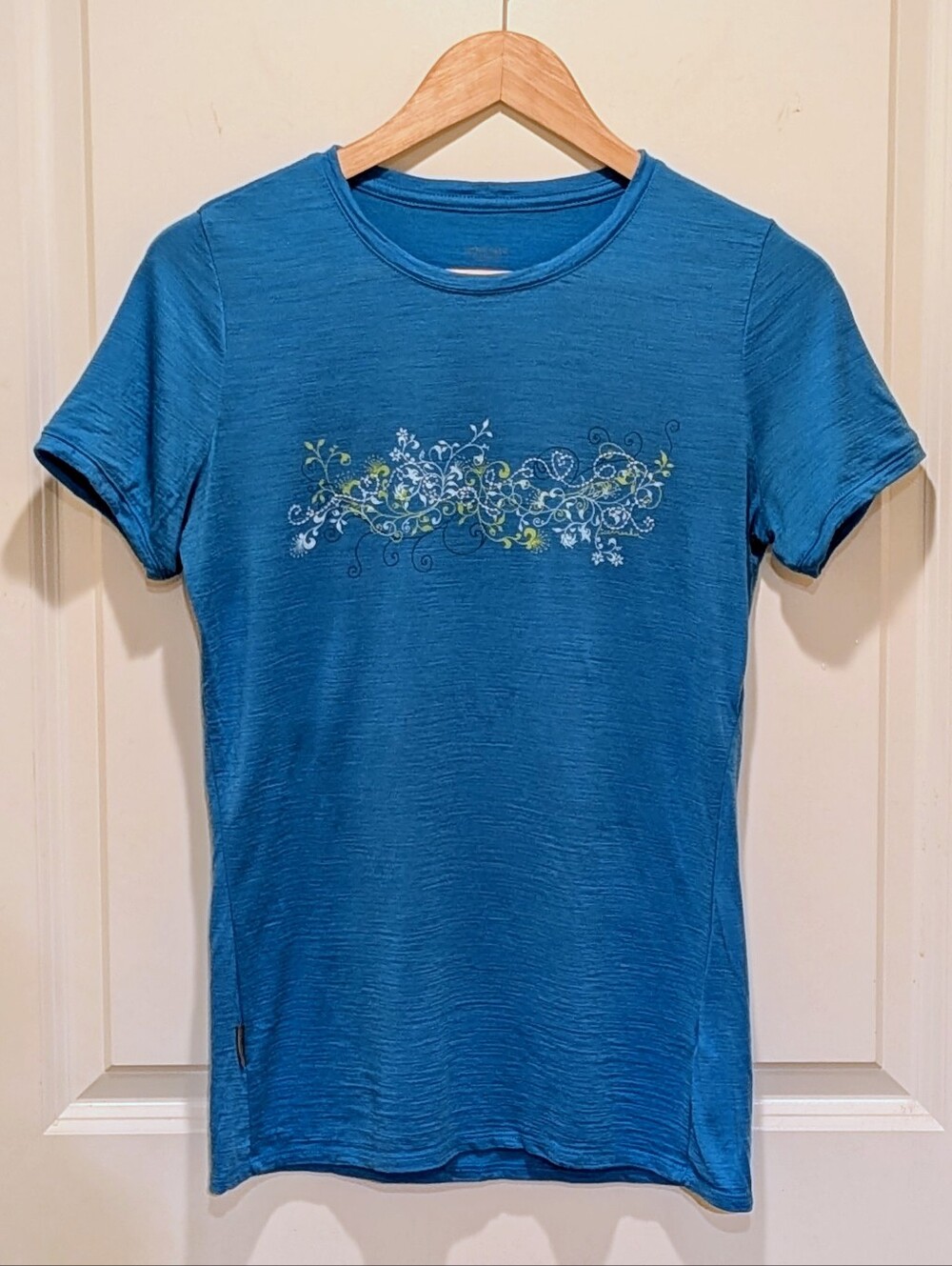 GUC Icebreaker Merino S Bright Blue Wool Tee with Floral Pattern